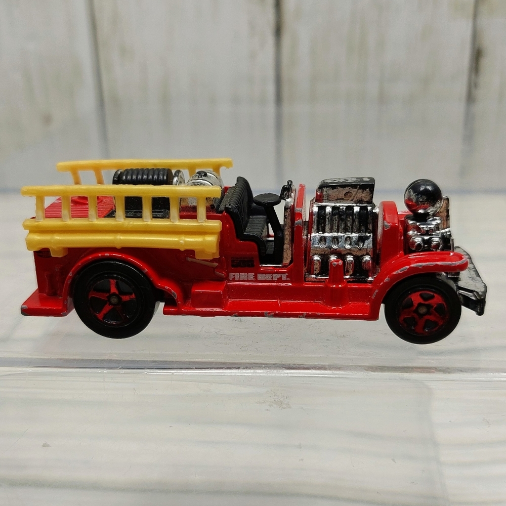 Mattel Hot Wheels Red Black Old Number 5.5 Fire Dept Ladder Truck Diecast Toy